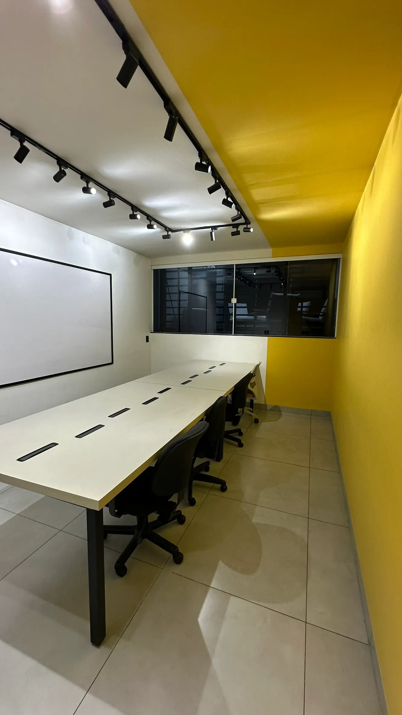 Sala Amarela Dinâmica - Sala 08 — coworking em Uberlândia | Espaço AMG