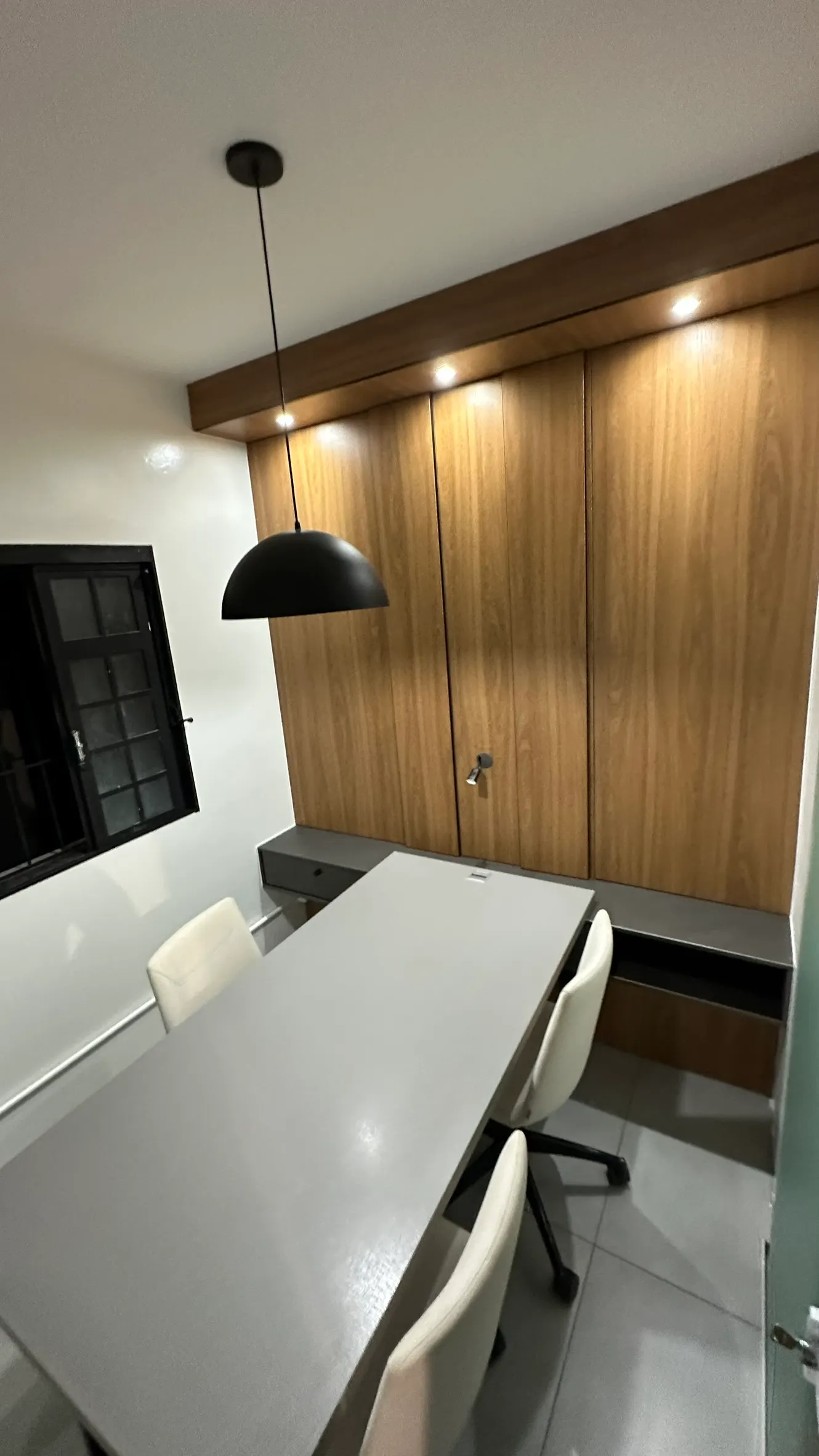 Sala Premium Branca - Sala 06 — coworking em Uberlândia | Espaço AMG