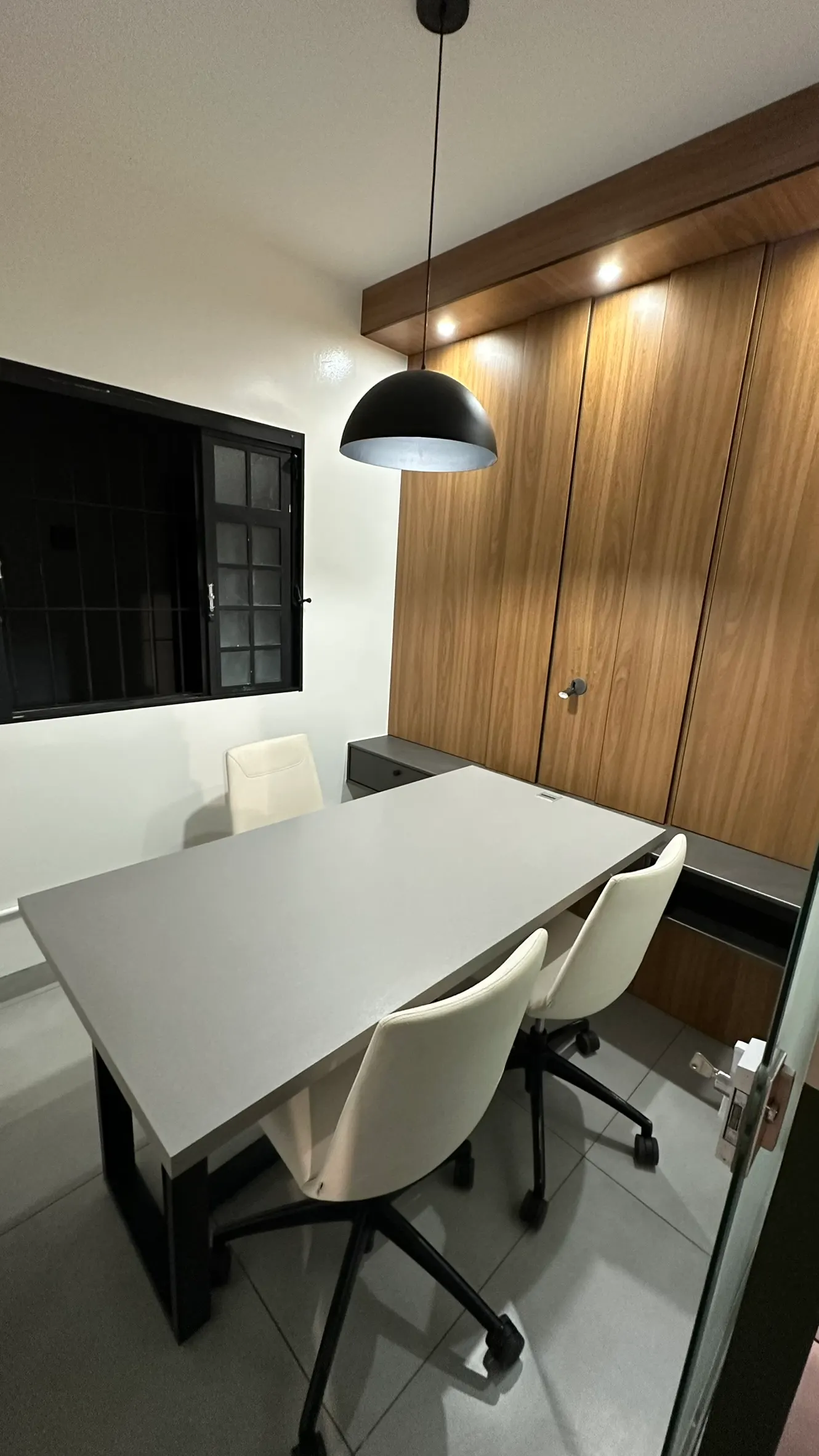 Sala Premium Branca - Sala 06 — coworking em Uberlândia | Espaço AMG