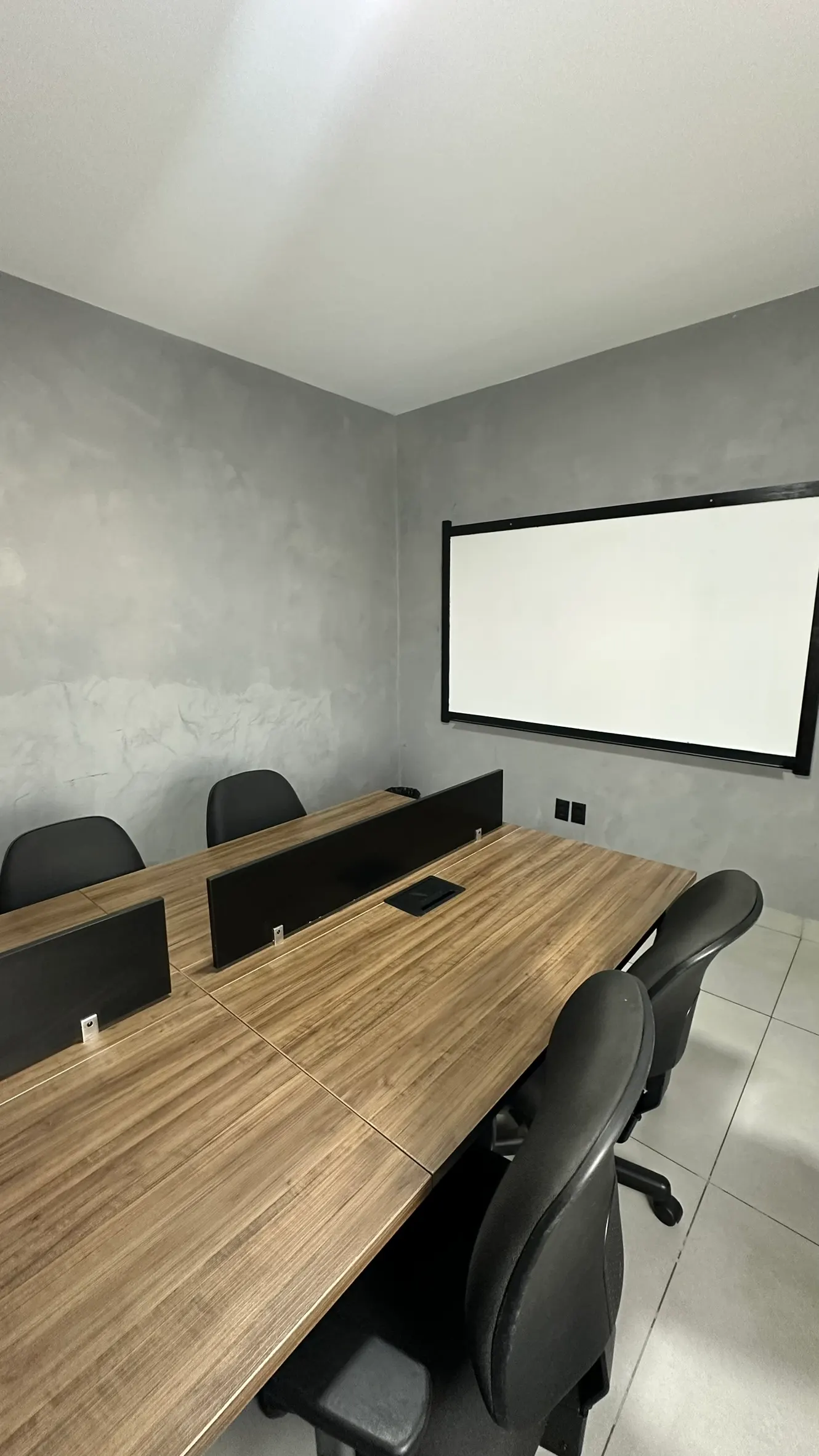 Sala Compacta Cinza - Sala 02 — coworking em Uberlândia | Espaço AMG