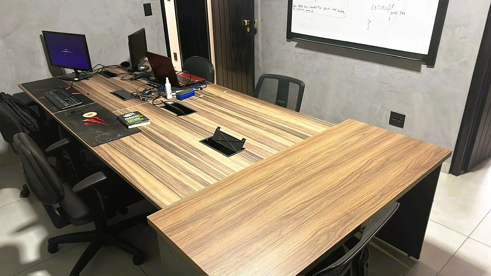 Sala Compacta - Sala 03 — coworking em Uberlândia | Espaço AMG