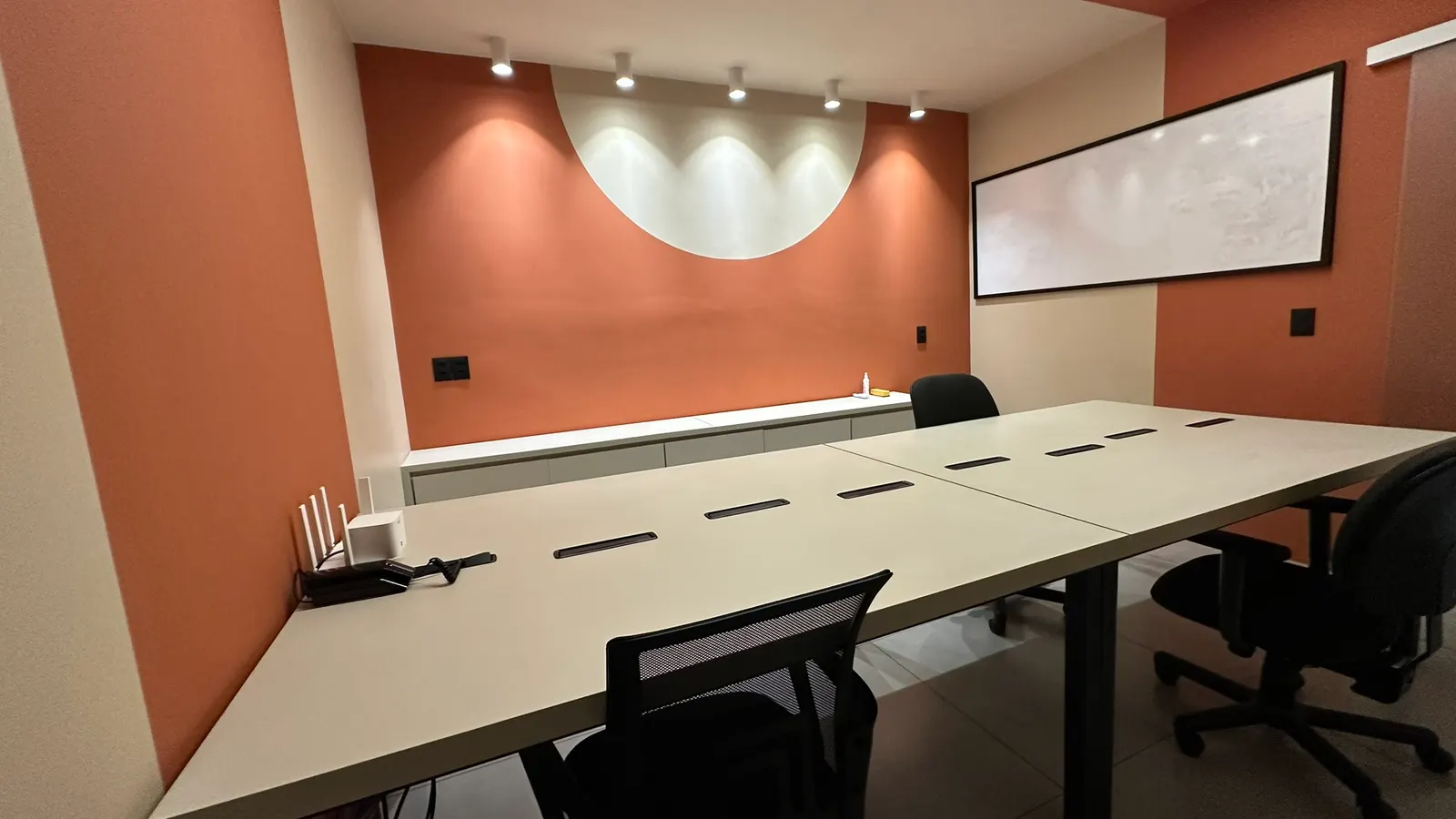 Sala Laranja Dinâmica - Sala 05 — coworking em Uberlândia | Espaço AMG